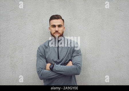 En barbu sportswear sur fond gris. Banque D'Images