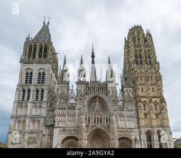 Rouen, Seine-Maritime / France - 12 août 2019 - Vue détaillée de la façade de la cathédrale de Rouen Banque D'Images