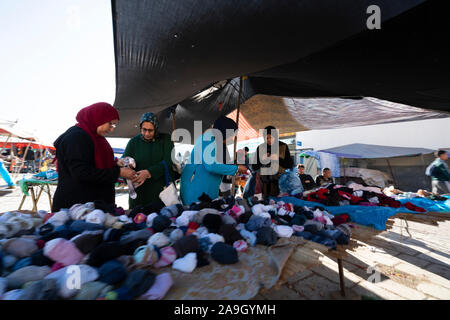 Fes, Maroc. Le 9 novembre 2019. Les stands de vendeurs de vêtements dans la grande Place Boujloud Banque D'Images