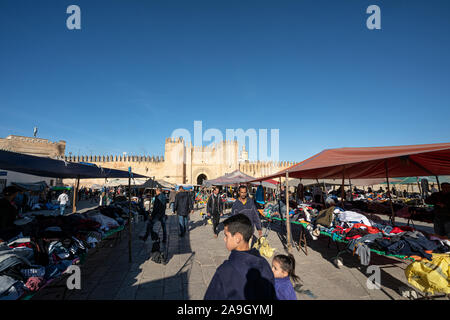 Fes, Maroc. Le 9 novembre 2019. Les stands de vendeurs de vêtements dans la grande Place Boujloud Banque D'Images