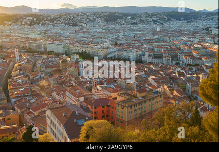 Nice, France - le 04 avril 2019 : soirée vue aérienne de Nice, du point de vue sur la colline du Château au coucher du soleil Banque D'Images