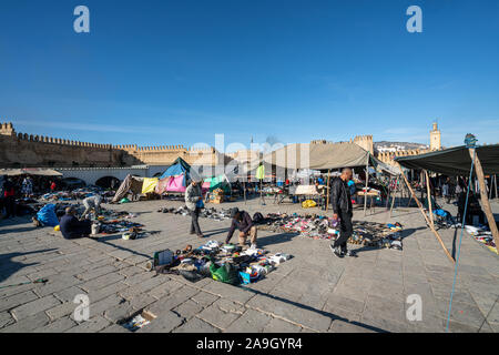 Fes, Maroc. Le 9 novembre 2019. Les stands de vendeurs de vêtements dans la grande Place Boujloud Banque D'Images