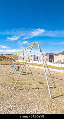 A-frame châssis vertical pivote dans une petite aire de jeux pour enfants Banque D'Images