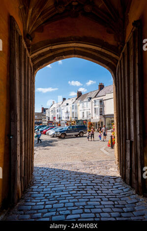 Regarder des portes de l'œil des évêques de l'évêque le palace se dirige vers la place du marché Banque D'Images