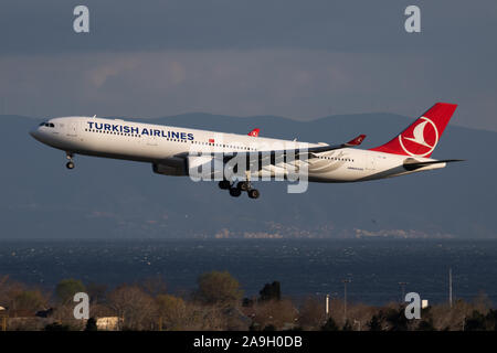 Istanbul / Turquie - 29 mars 2019 : Turkish Airlines Airbus A330-300 TC-avion de passagers JNI l'atterrissage à l'aéroport Ataturk d'Istanbul Banque D'Images