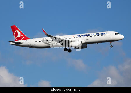 Istanbul / Turquie - 30 mars 2019 : Turkish Airlines Airbus A321-TC JTK avion du passager l'arrivée et l'atterrissage à l'aéroport Ataturk d'Istanbul Banque D'Images