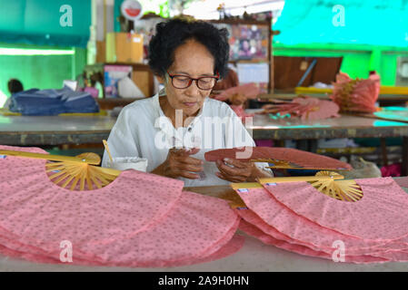 La fabrication du papier artisanal de parasols, Thaïlande Banque D'Images