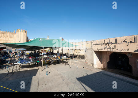 Fes, Maroc. Le 9 novembre 2019. Les stands de vendeurs de vêtements dans la grande Place Boujloud Banque D'Images