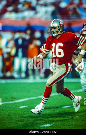 San Francisco 49ers Quarterback Joe Montana en compétition dans le Superbowl 1989. Banque D'Images