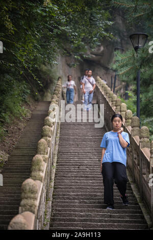 Huashan, Chine - Août 2019 : Chinese man sur l'escalier raide sur un sentier de montagne vers le nord et l'Ouest sur le pic de la montagne Huashan, Xian, S Banque D'Images