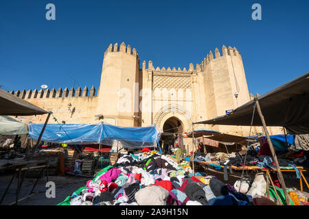 Fes, Maroc. Le 9 novembre 2019. Les stands de vendeurs de vêtements dans la grande Place Boujloud Banque D'Images