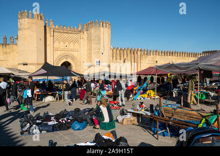 Fes, Maroc. Le 9 novembre 2019. Les stands de vendeurs de vêtements dans la grande Place Boujloud Banque D'Images