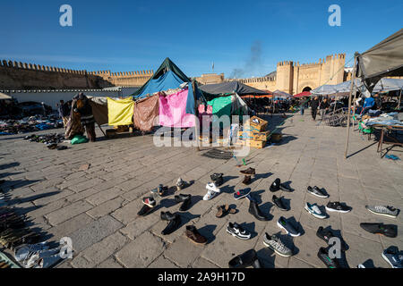 Fes, Maroc. Le 9 novembre 2019. Les stands de vendeurs de vêtements dans la grande Place Boujloud Banque D'Images