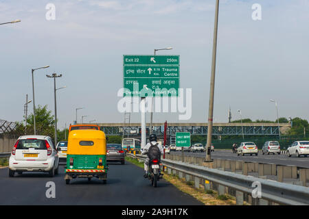 La route vers New Delhi avec les voitures, taxis, Tuk Tuks et motos Banque D'Images