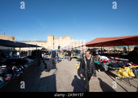 Fes, Maroc. Le 9 novembre 2019. Les stands de vendeurs de vêtements dans la grande Place Boujloud Banque D'Images