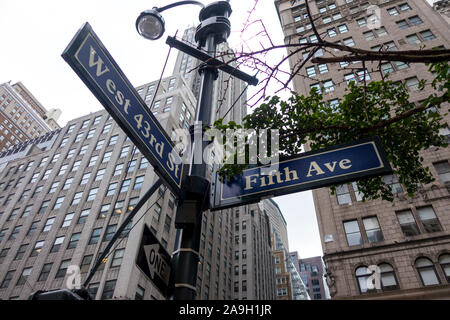 Signe de la cinquième avenue à New York, à une intersection avec une rue à Manhattan. Banque D'Images