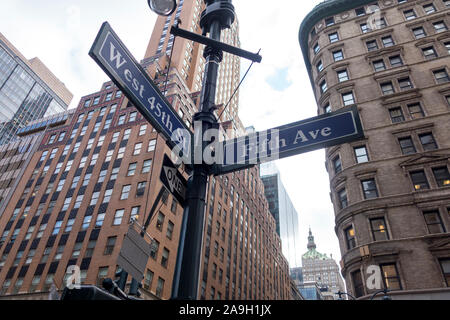 Signe de la cinquième avenue à New York, à une intersection avec une rue à Manhattan. Banque D'Images