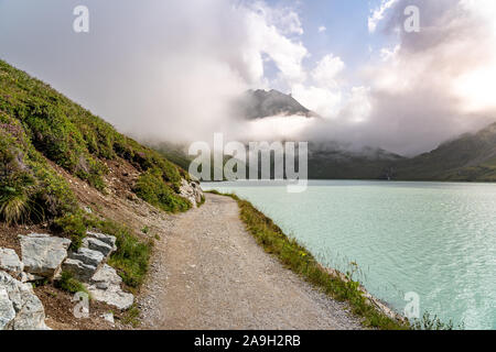 Randonnée au bieler hoehe, silvretta Lake sur la haute route alpine de la région de montafon alpes autrichiennes, Autriche Banque D'Images