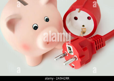 Câble d'électricité et piggy bank Banque D'Images