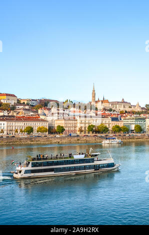 Skyline incroyable de Budapest, Hongrie. L'église Matthias, le Bastion des Pêcheurs et de la vieille ville en arrière-plan. Danube avec des bateaux touristiques au premier plan. Destination de voyage. Banque D'Images