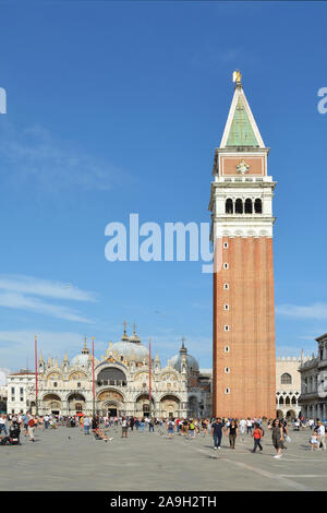 Piazza San Marco avec Basilica et clocher Campanile à Venise - Italie. Banque D'Images