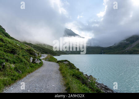 Randonnée au bieler hoehe, silvretta Lake sur la haute route alpine de la région de montafon alpes autrichiennes, Autriche Banque D'Images