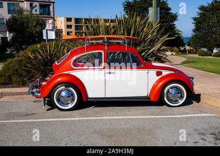 Volkswagen Beetle personnalisé voiture surf, San Carlos State Beach, Monterey, Californie, États-Unis d'Amérique Banque D'Images