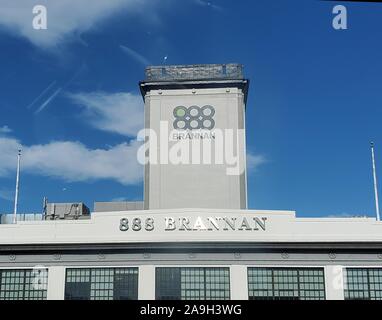 Au sommet de la tour avec logo 888 Brannan, un pour les entreprises de technologie de construction populaire dans le sud de Market (SOMA) quartier de San Francisco, Californie, le 6 octobre 2019. () Banque D'Images