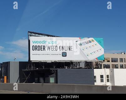 Billboard pour le cannabis et de prestation de services de cartographie Weedmaps, avec l'ordre de lecture de texte en ligne de mauvaises herbes, dans le centre-ville de San Francisco, Californie, le 6 octobre 2019. () Banque D'Images