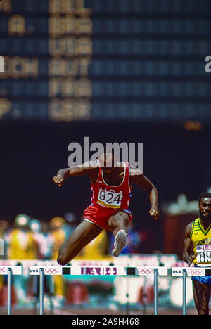 Edwin Moses (USA) à la compétition de l'été 1984 Jeux Olympoic. Banque D'Images