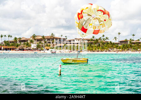 Punta Cana, République dominicaine - 25 octobre 2019 : détente eaux turquoises de République Dominicaine avec Sports nautiques et une belle plage. Banque D'Images