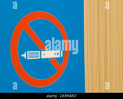 Close-up of No Vaping signe sur la surface du mur en bois clair, avec image stylisée d'une seine appareil ou e-cigarette barré d'un cercle rouge, San Francisco, Californie, 16 octobre 2019. () Banque D'Images