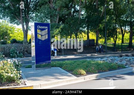 Inscrivez-vous à l'entrée du siège mondial de la compagnie pétrolière Chevron à San Ramon, Californie, le 22 octobre 2019. () Banque D'Images