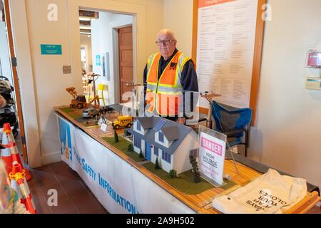 Un employé de la Pacific Gas and Electric Company (PGE) utilise un diorama pour démontrer les risques associés aux lignes d'énergie électrique au cours d'une démonstration de la sécurité publique Sécurité publique à la suite de l'économie d'énergie affectant la région de la baie de San Francisco, Sausalito, Californie, le 19 octobre 2019. () Banque D'Images