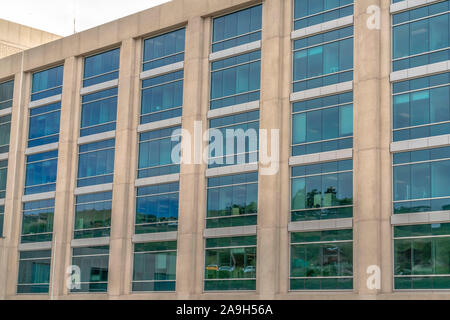 Immeuble de bureaux modernes extérieur avec mur de béton et de grandes fenêtres en verre Banque D'Images