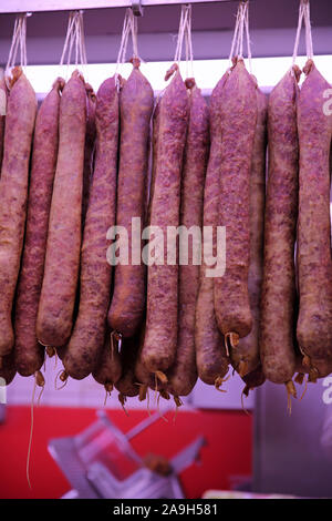 Saucisses séchées en vente sur un marché à Metz, France Banque D'Images