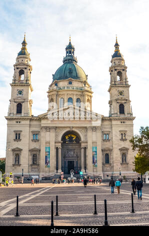 Paris, France - Nov 6, 2019 : Saint Stephen's Basilica et place voisine avec les gens. Basilique Catholique romaine, un échantillon de l'architecture néoclassique. Deux dômes en oignon et coupole. Banque D'Images