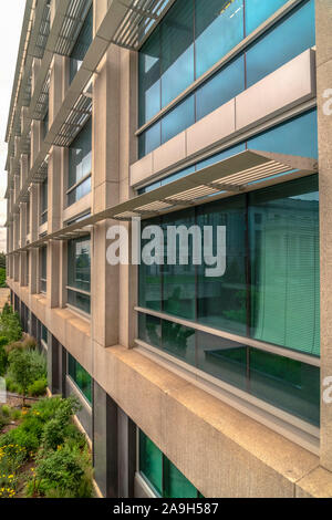 Bâtiment à usage extérieur avec close up sur les fenêtres en verre et béton Banque D'Images