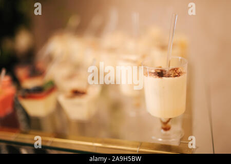 Sur le dessert différents. table en verre doux. Banque D'Images
