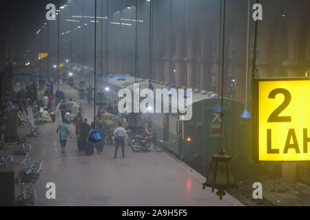 Lahore, Pakistan. 15 Nov 2019. Passagers attendent à la gare de Lourdes au milieu du smog dans l'est de Lahore, Pakistan, le 15 novembre, 2019. La qualité de l'air à Lahore et districts voisins le vendredi a dépassé un niveau dangereux, obligeant les autorités locales à fermer toutes les écoles privées et pour deux jours, selon un avis publié par le ministère de l'éducation de l'école du Pendjab. (Photo par Sajjad/Xinhua) Source : Xinhua/Alamy Live News Banque D'Images