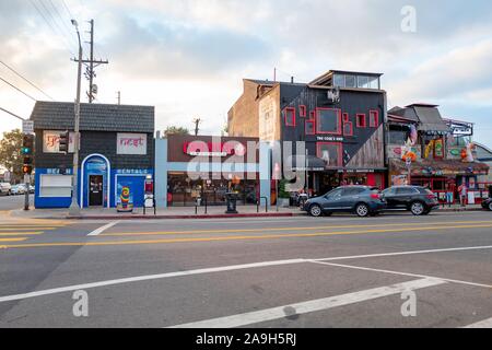 Boutiques et restaurants sont visibles le long de Washington Blvd, une route principale dans la région de Venice, Los Angeles, Californie, le 27 octobre 2019. () Banque D'Images