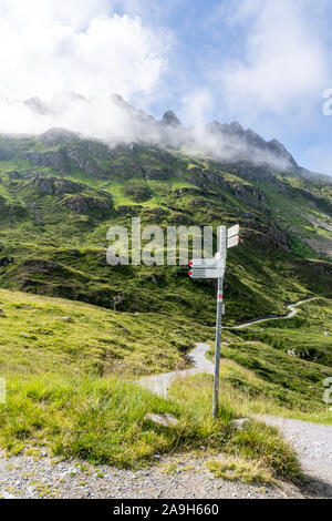 Randonnée au bieler hoehe, silvretta Lake sur la haute route alpine de la région de montafon alpes autrichiennes, Autriche Banque D'Images