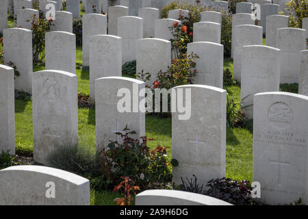 Certaines des tombes impeccablement entretenu au sein du Commonwealth War Graves Commission (CWGC) cimetière militaire de Tyne Cot à Zonnebeke, Belgique Banque D'Images