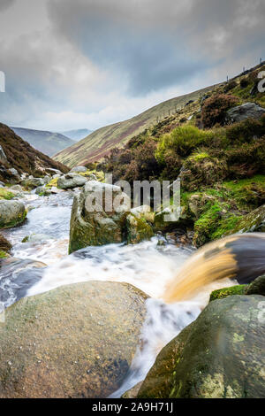 Belle vue sur le paysage de Kinder Scout partie de la Pennine way at the Peak dans le Derbyshire Peak District National Park, randonnée et escalade Banque D'Images