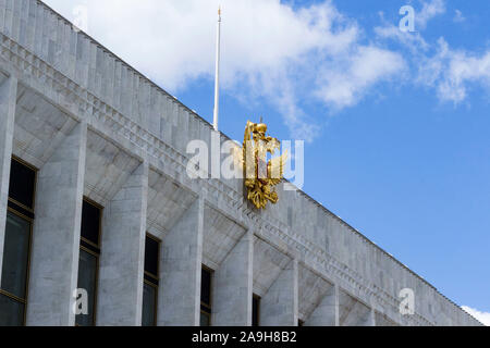 Moscou, Russie - le 9 juillet 2019 : Les armoiries de la Russie sur la construction de l'Etat Palais du Kremlin, officieusement connu comme le Kremlin Palace de con Banque D'Images