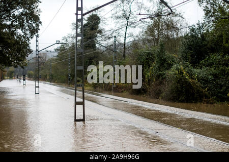 Colloto, Espagne. 15 Nov, 2019. Les voies de chemin de fer inondés entre El Berron et Oviedo en raison du débordement de la rivière Nora, le 15 novembre 2019 à Colloto, Espagne. Les fortes pluies et la neige en raison de la Cecilia temporaire ont causé l'annulation de trains et de couper certaines routes tous les jours dans les Asturies. Crédit : David Gato/Alamy Live News Banque D'Images