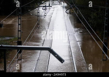 Colloto, Espagne. 15 Nov, 2019. Les voies de chemin de fer inondés entre El Berron et Oviedo en raison du débordement de la rivière Nora, le 15 novembre 2019 à Colloto, Espagne. Les fortes pluies et la neige en raison de la Cecilia temporaire ont causé l'annulation de trains et de couper certaines routes tous les jours dans les Asturies. Crédit : David Gato/Alamy Live News Banque D'Images