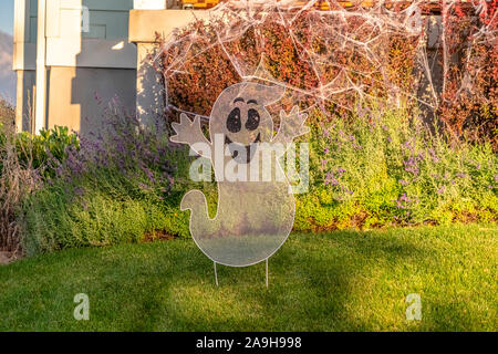 Ghost avec décoration araignée dans un jardin Banque D'Images