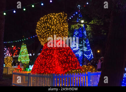 Bournemouth, Dorset, Royaume-Uni. 15 novembre 2019. Des milliers de visiteurs, de familles et d'enfants excités affluent dans les jardins de Bournemouth bravant le froid pour l'ouverture de l'arbre de Noël Wonderland de Bournemouth. De retour pour sa 2e année avec un affichage encore plus grand et meilleur avec plus de 100 arbres scintillants et illuminations, y compris des ours en peluche géants. Certains des arbres sont thématiques pour représenter six villes à travers le monde. Les visiteurs peuvent suivre le sentier. Crédit : Carolyn Jenkins/Alamy Live News Banque D'Images