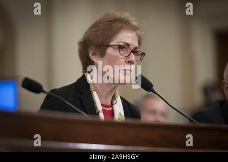 Novembre 15, 2019, Washington, District of Columbia, United States : MARIE YOVANOVITCH, ancien ambassadeur des Etats-Unis à l'Ukraine, est prêté serment devant elle témoigne devant le Comité sur le renseignement de la Chambre, après qu'elle aurait été évincé de son poste par le Président Donald Trump. Résumé L'appel entre le Président Trump et le Président ukrainien Volodymyr Zelensky dit que Trump appelé son â€œbad l'info ». En réponse, YOVANOVITCH oeshockedâ «" et "oedevastatedâ » au président de sa caractérisation. Le 15 novembre 2019 (Crédit Image : © Christian Douglas/Zuma sur le fil) Banque D'Images